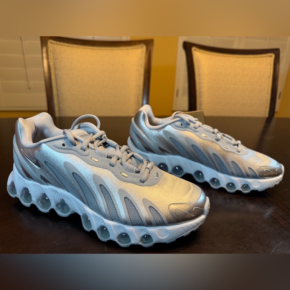 New Nike Air Max DN8 Metallic Silver Sneaker Shoes Size US 7 W / 5.5 M